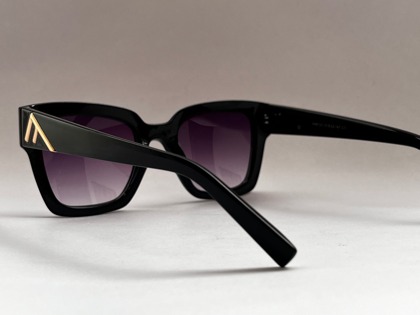 BLACK AUTHORITY BOLD SHADES