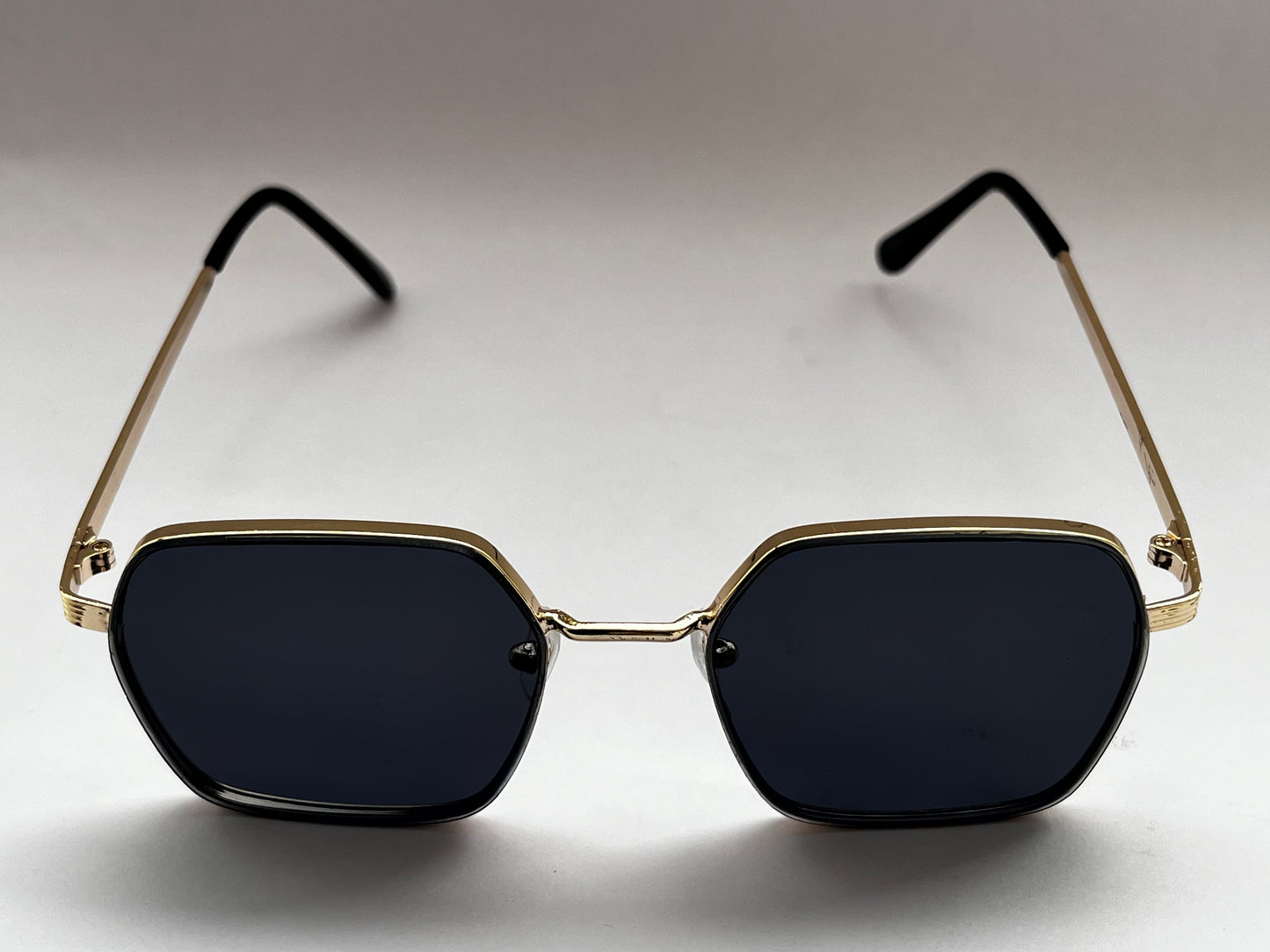 GOLDEN TRIM BLACK CLASSIC SUNGLASSES