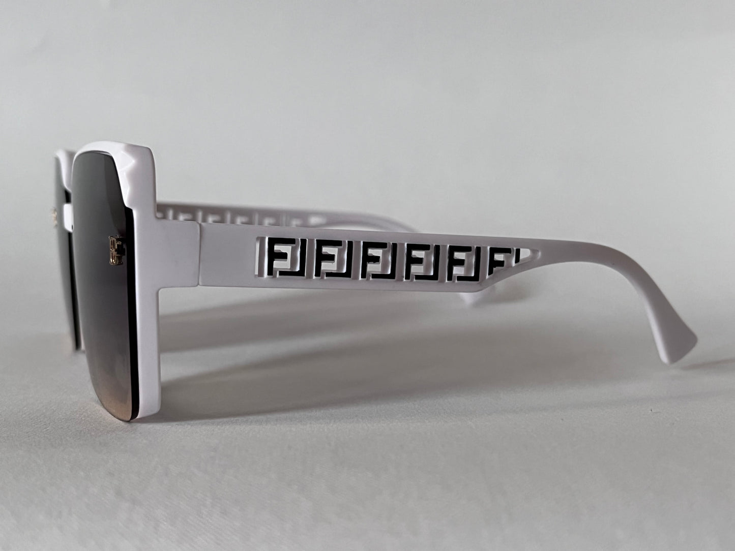 WHITE HORIZON LUXE SHADES