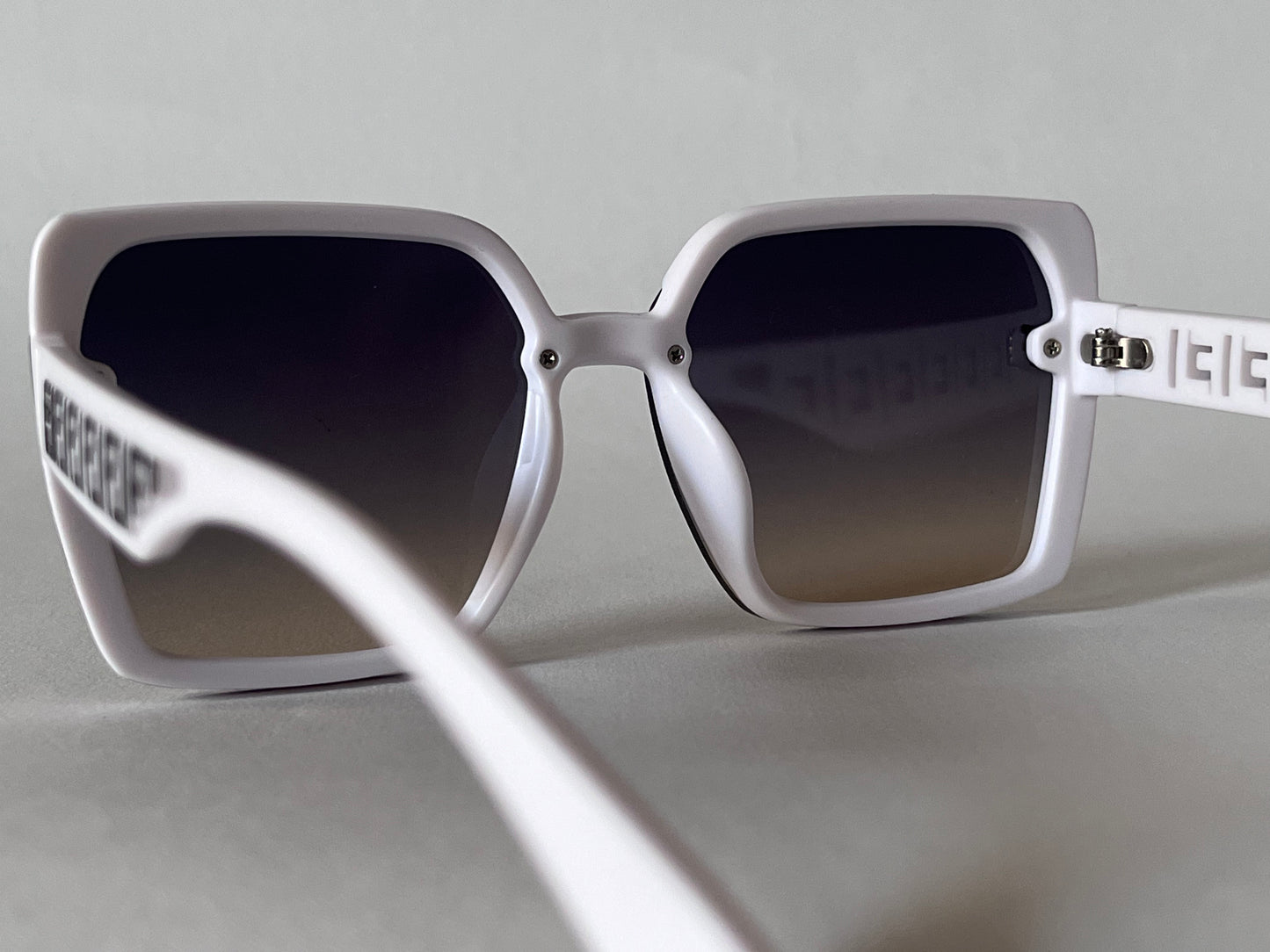 WHITE HORIZON LUXE SHADES