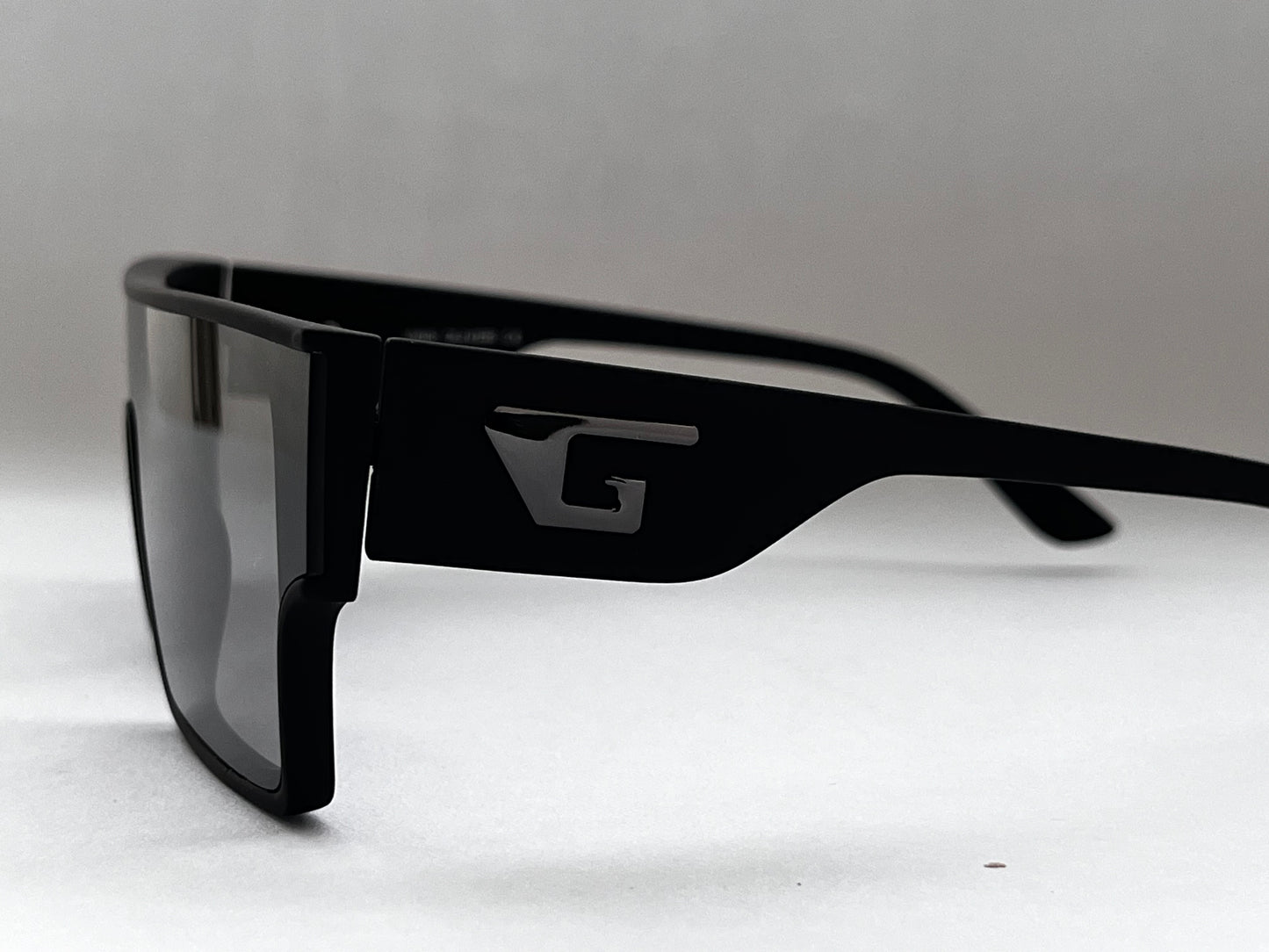 LIGHT LENS STRAIGHT TOP BLACK BOMBER SHADES
