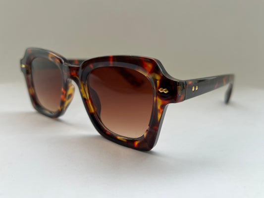 RARE FIND VINTAGE SHELL SHARP CAT-EYE SHADES