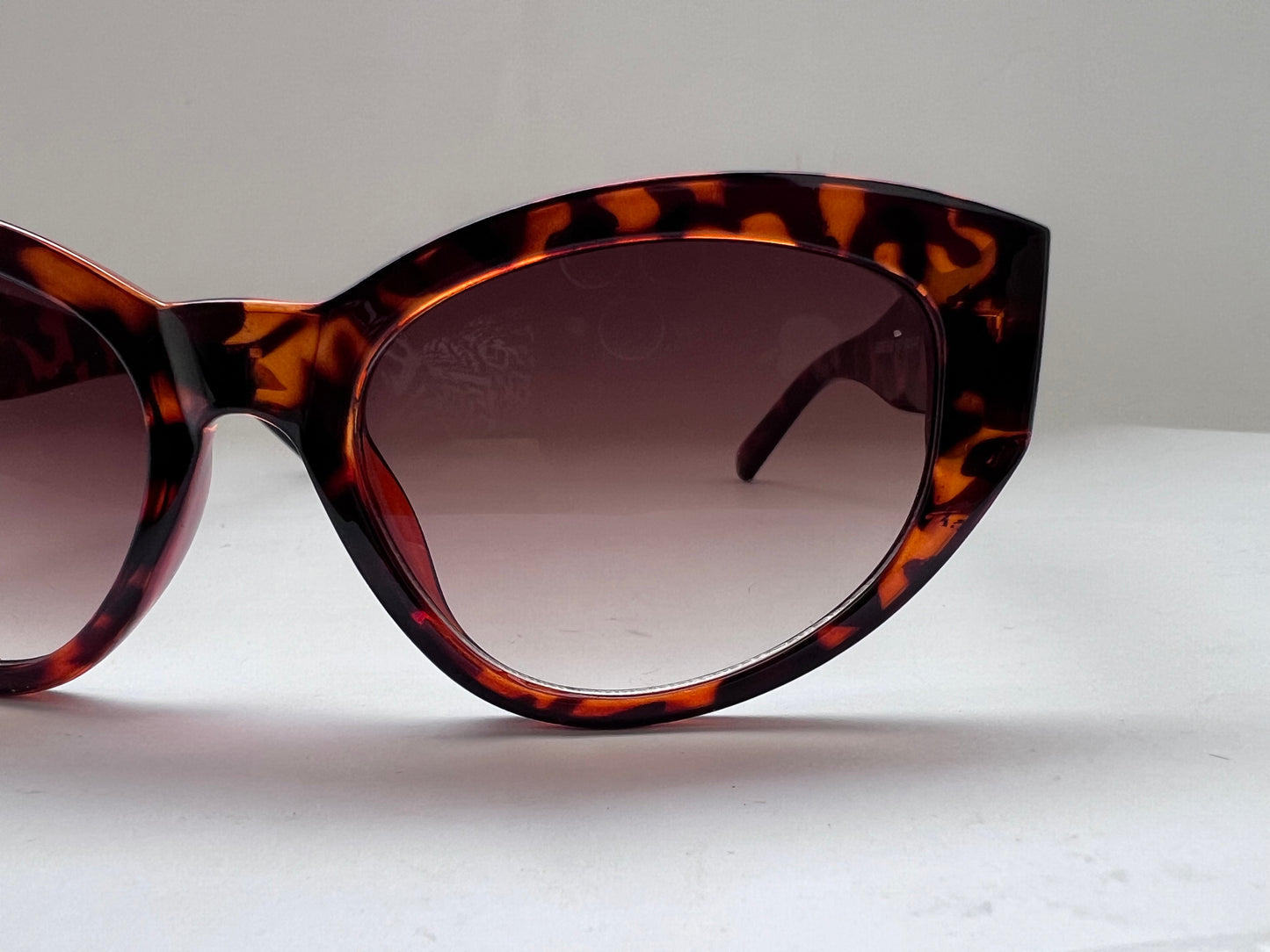 ROYAL CAT-EYE TORTOISE SHELL SHADES