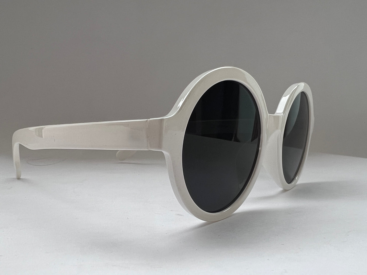POLAR ROUND ALL-WHITE SHADES