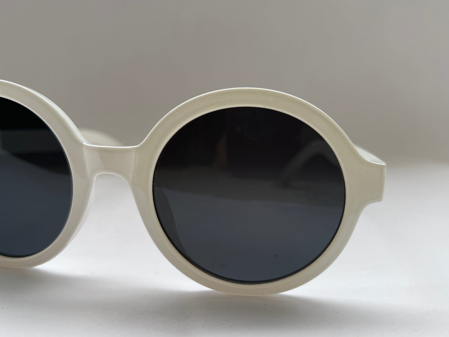 POLAR ROUND ALL-WHITE SHADES