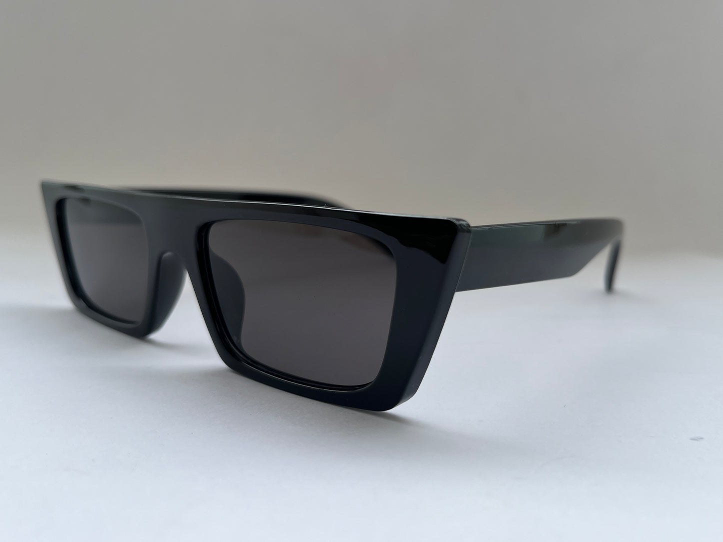 DARK BLACK SLEEK SUNGLASSES