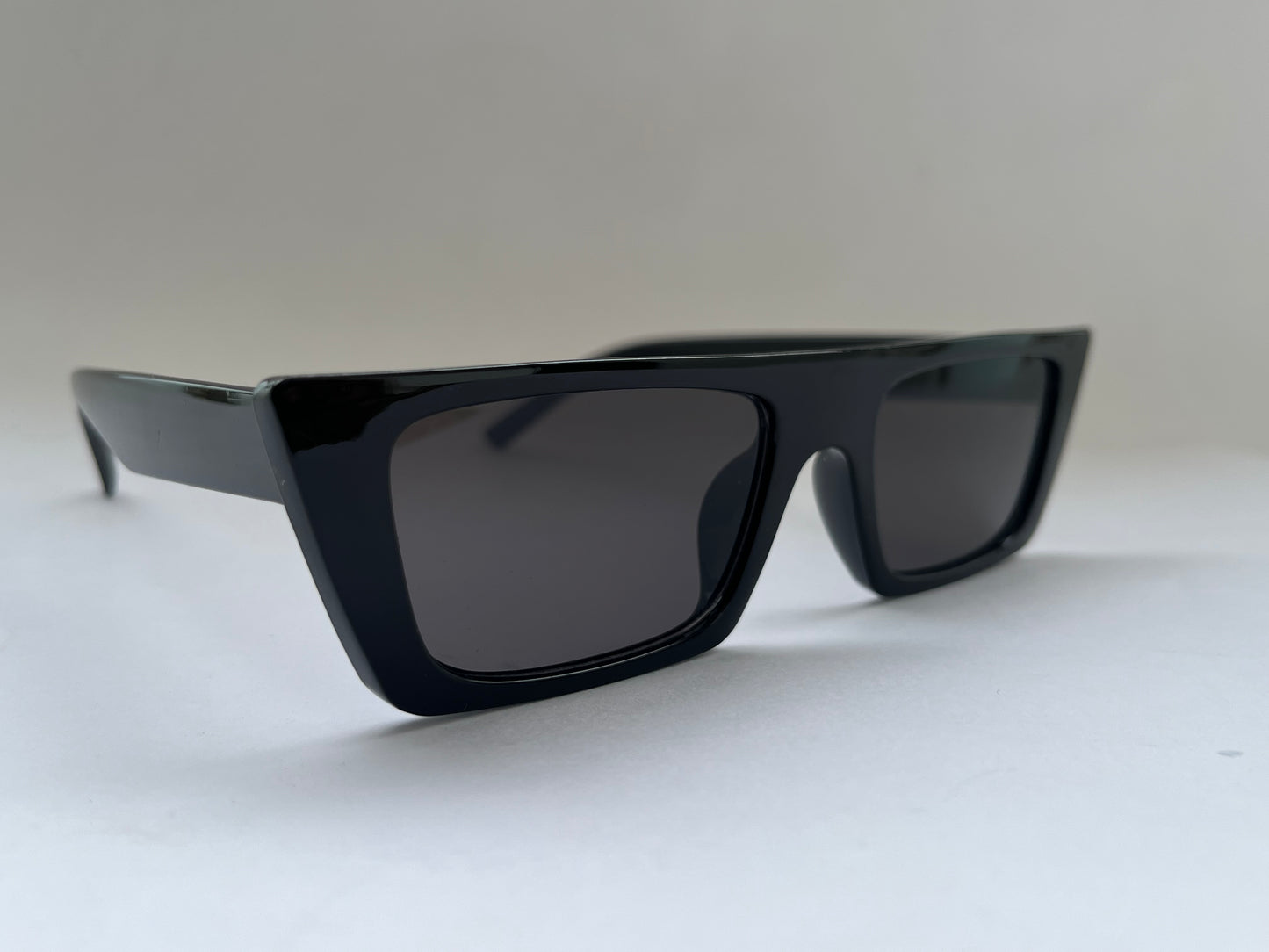 DARK BLACK SLEEK SUNGLASSES