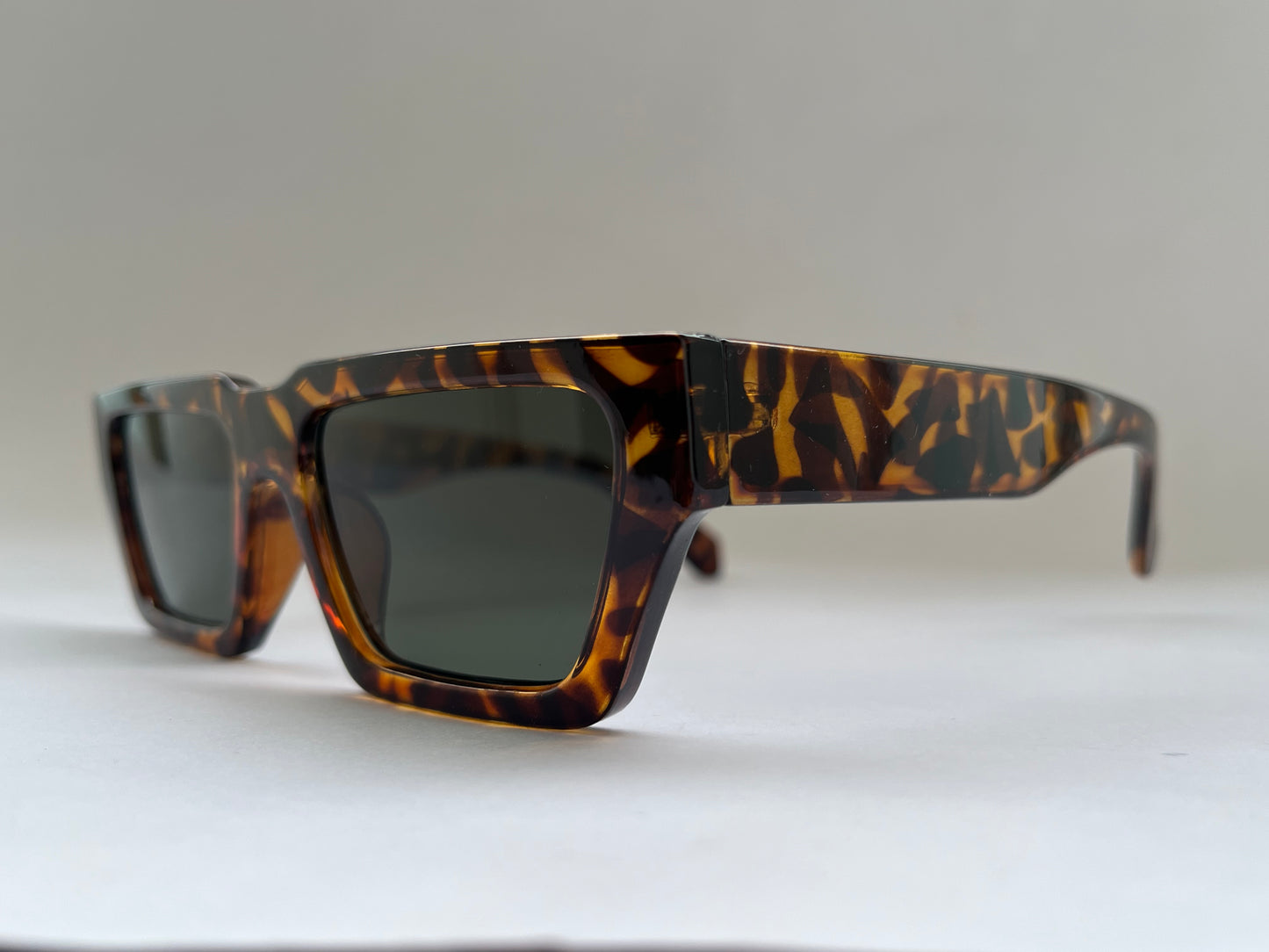 TORTOISE SHELL SLEEK SUNGLASSES