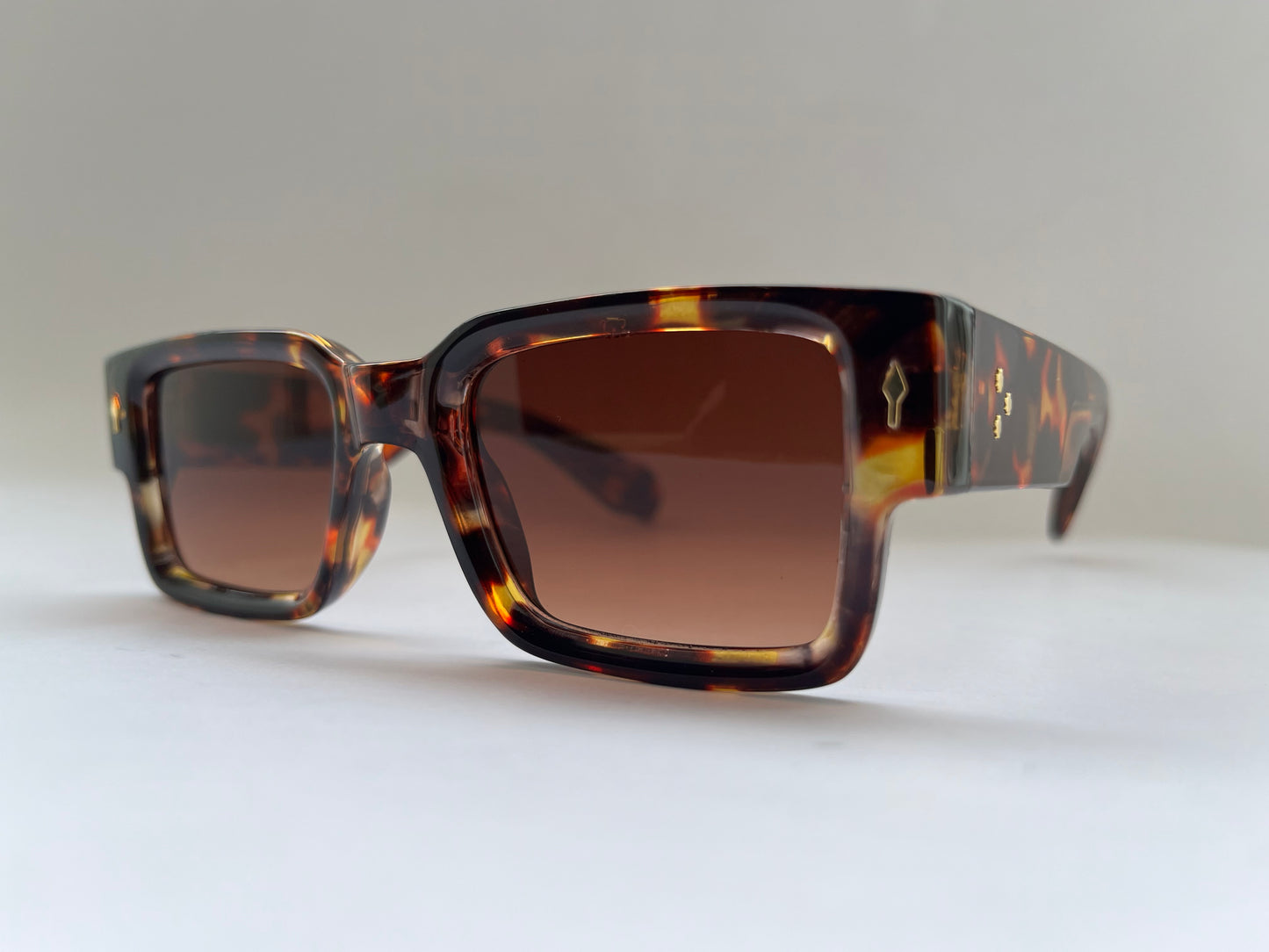 TORTOISE SHELL SUNGLASSES WITH BROWN FRAMES