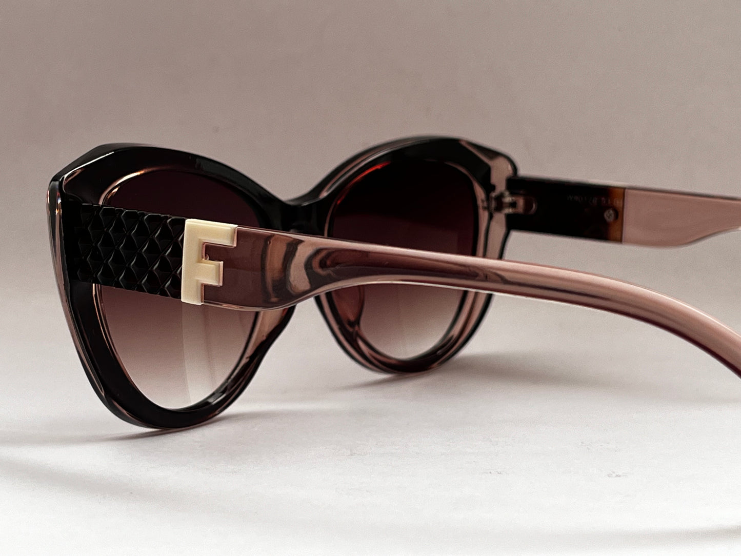 GRADIENT BLOOM CAT-EYE SHADES