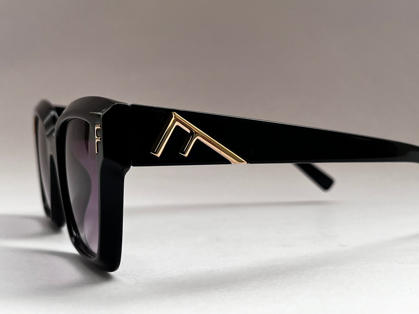 BLACK AUTHORITY BOLD SHADES