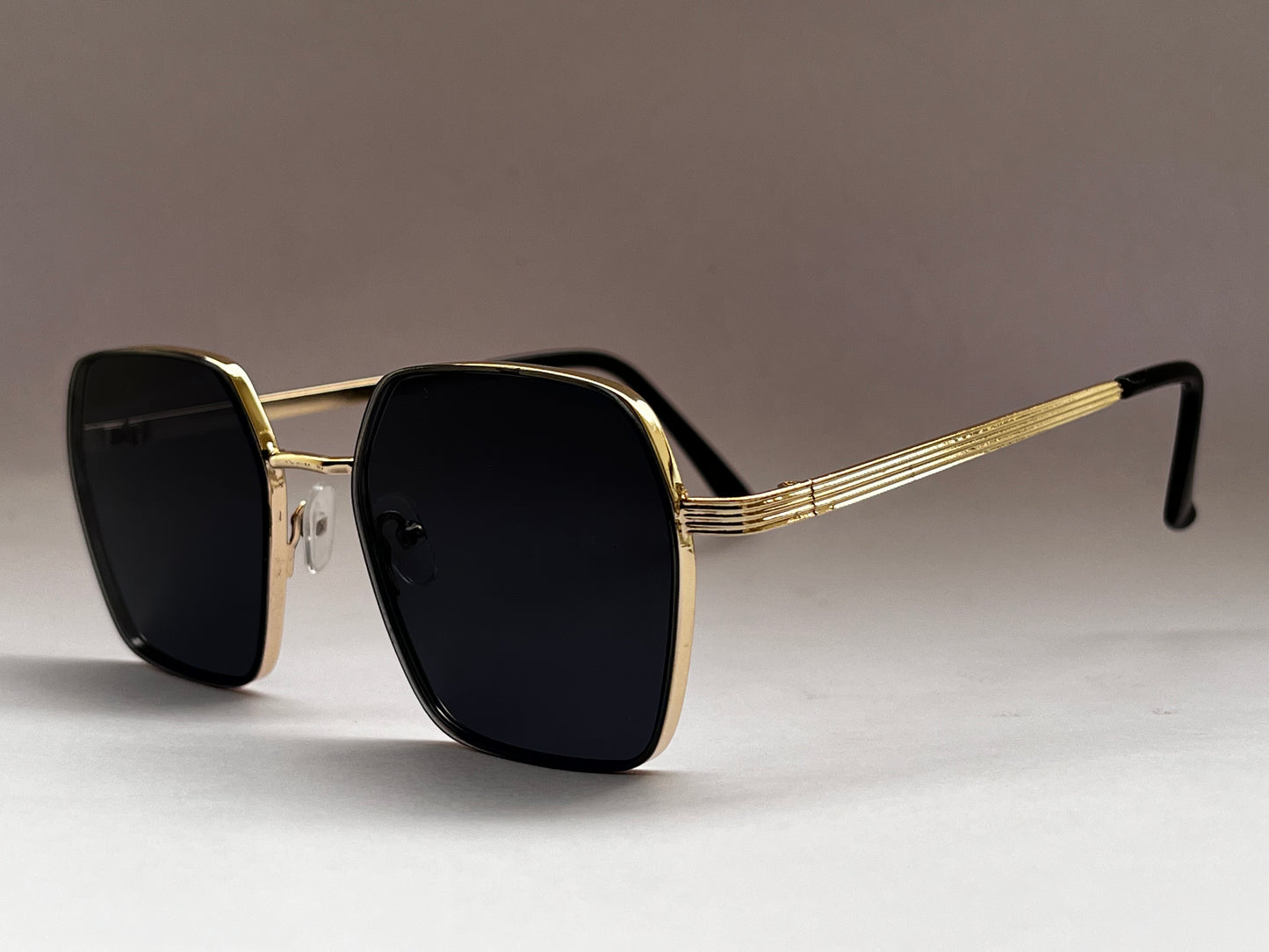GOLDEN TRIM BLACK CLASSIC SUNGLASSES