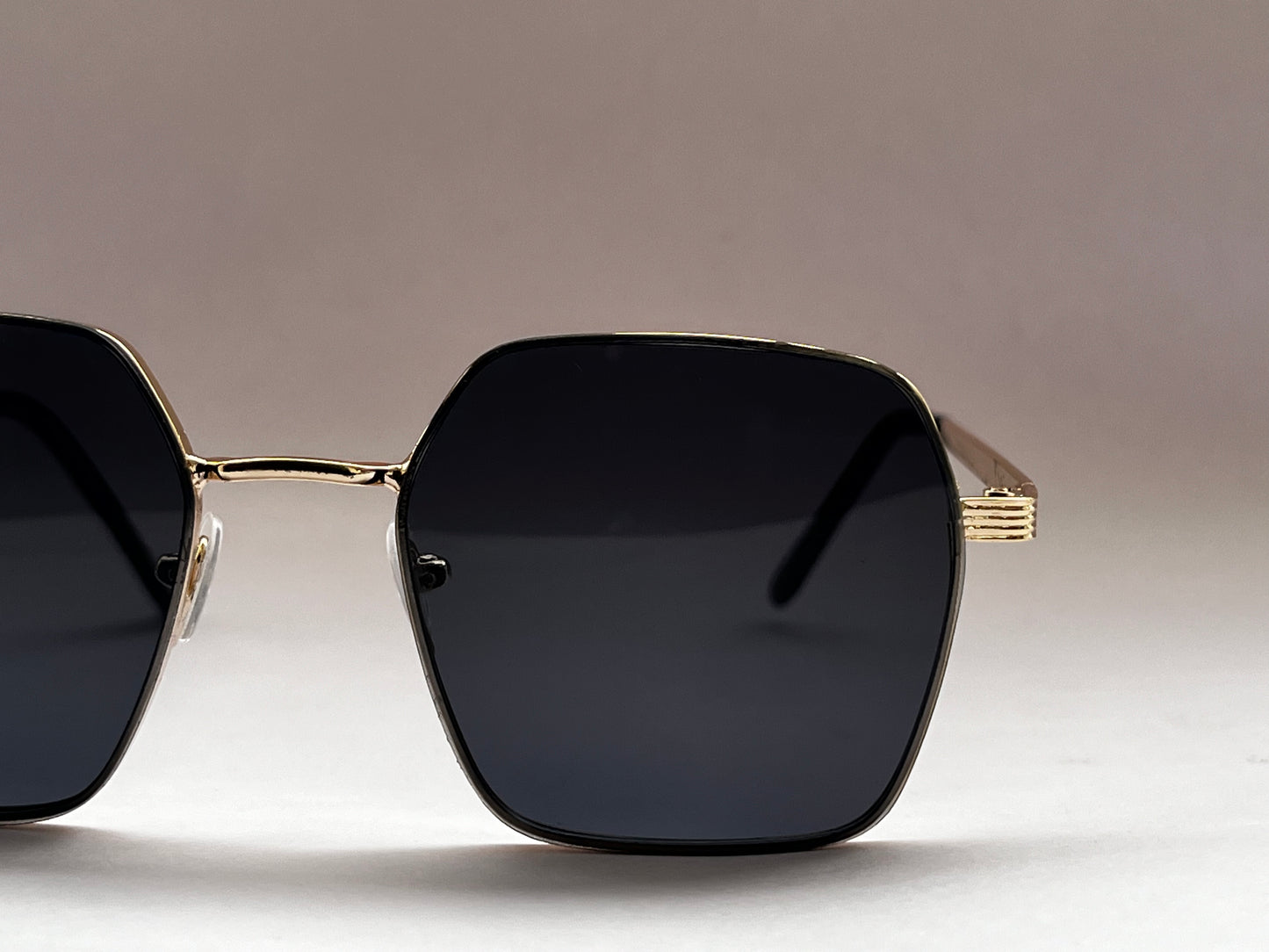 GOLDEN TRIM BLACK CLASSIC SUNGLASSES