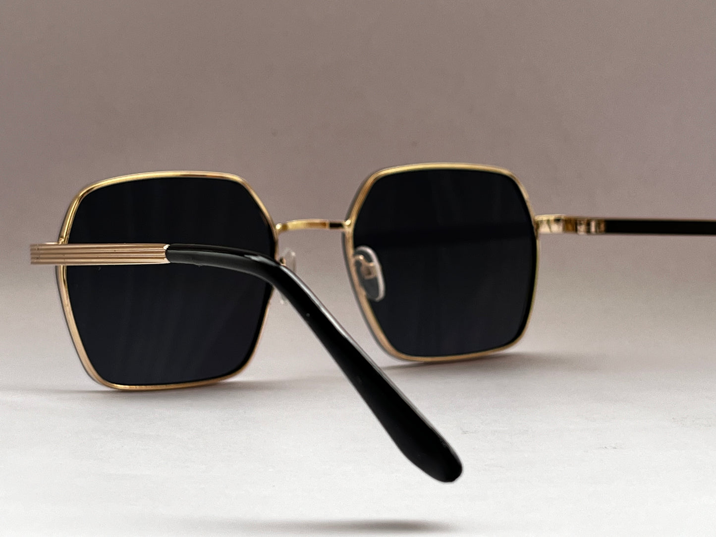 GOLDEN TRIM BLACK CLASSIC SUNGLASSES