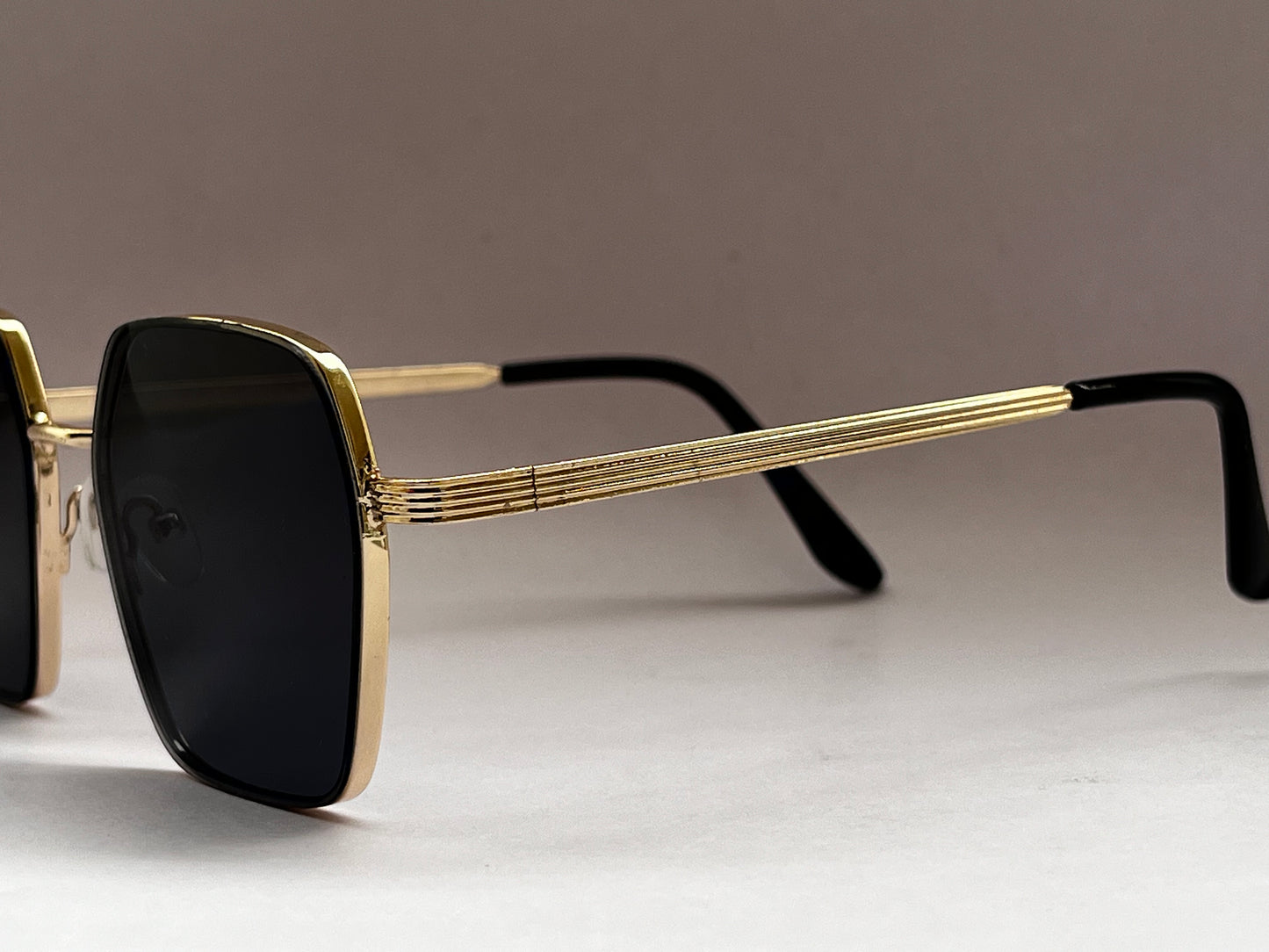 GOLDEN TRIM BLACK CLASSIC SUNGLASSES