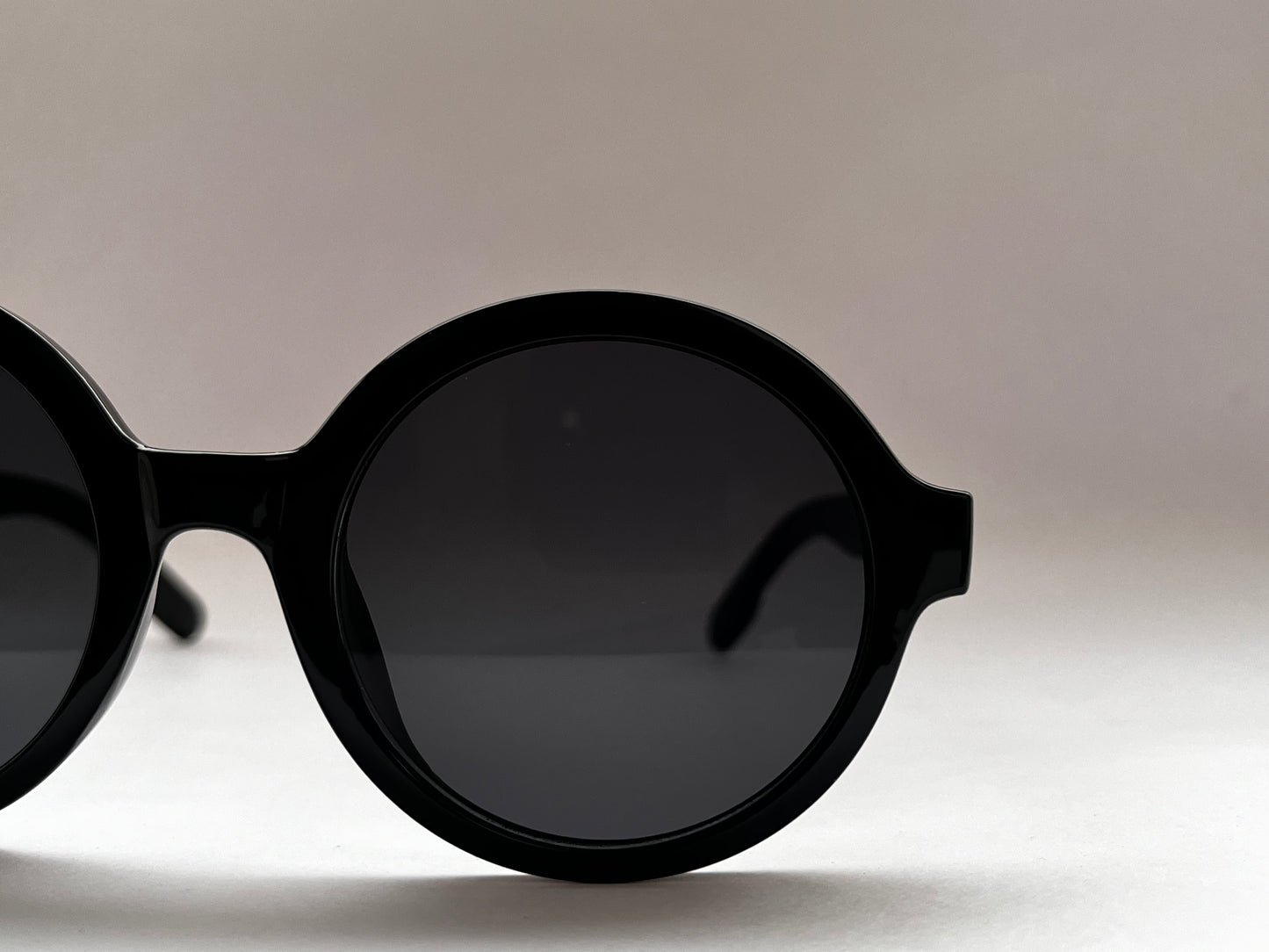 BLACK ORBIT ROUND SHADES