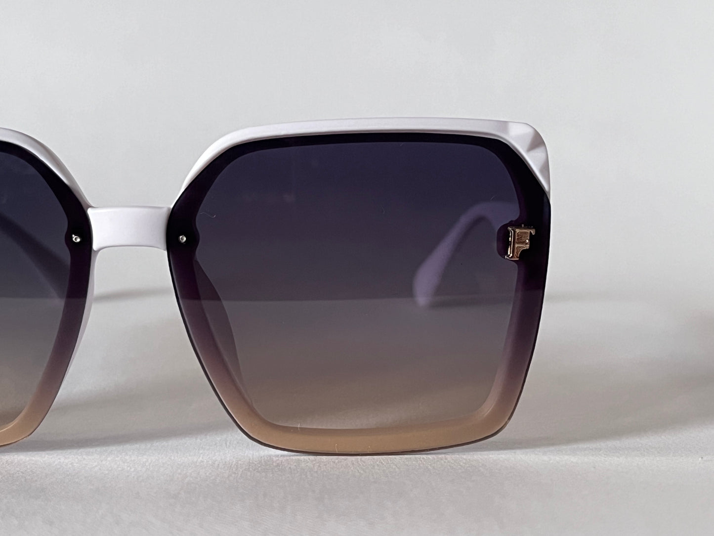 WHITE HORIZON LUXE SHADES