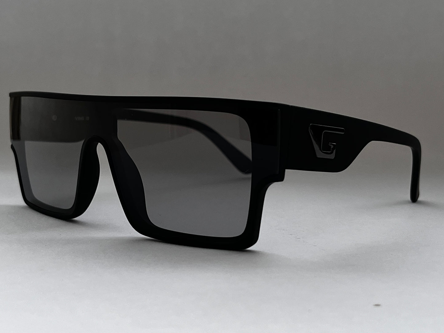 LIGHT LENS STRAIGHT TOP BLACK BOMBER SHADES