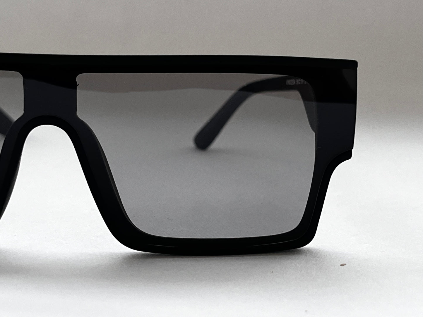 LIGHT LENS STRAIGHT TOP BLACK BOMBER SHADES