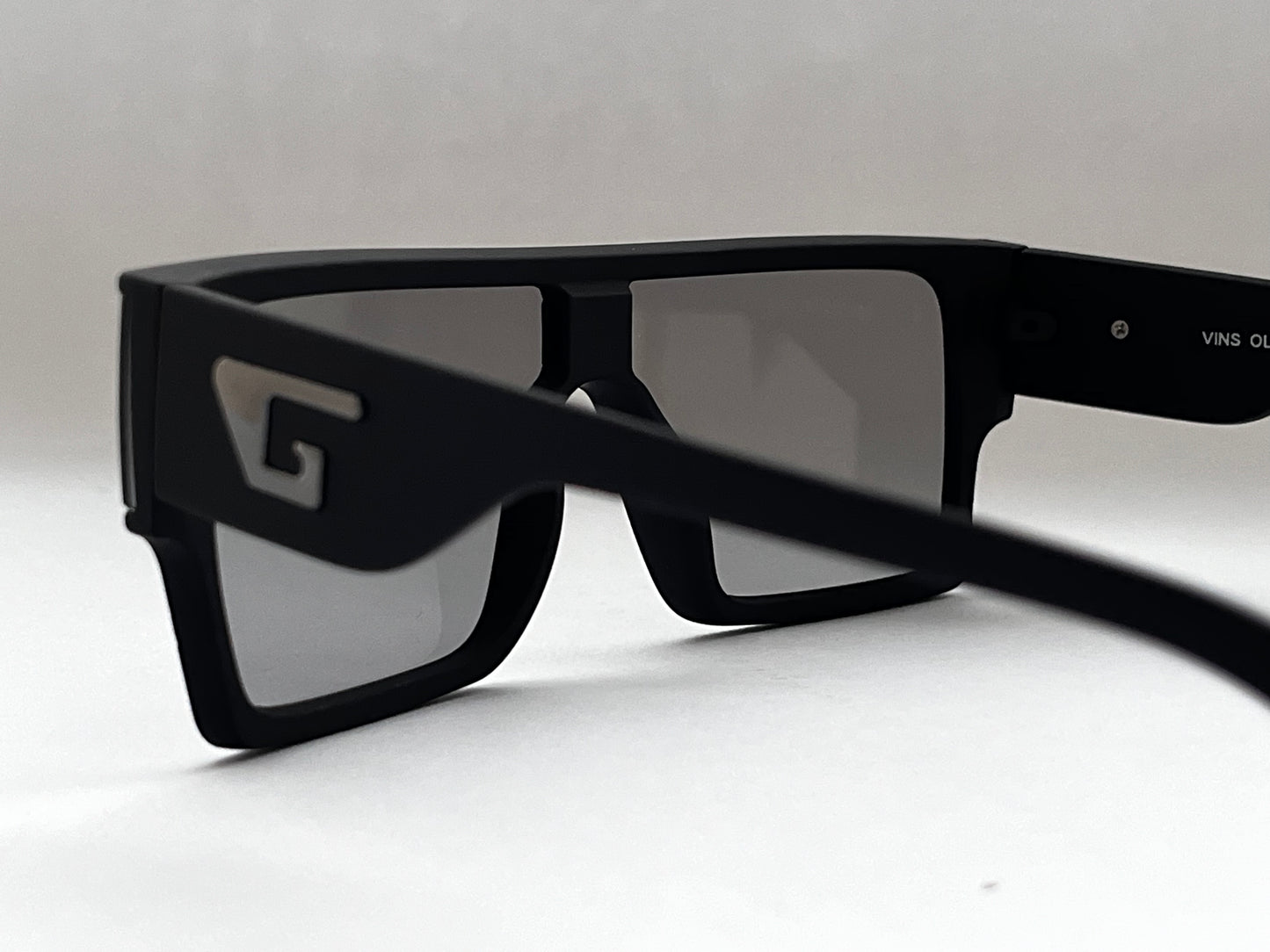 LIGHT LENS STRAIGHT TOP BLACK BOMBER SHADES