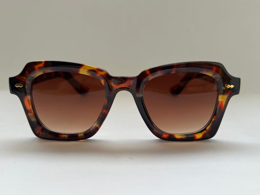 RARE FIND VINTAGE SHELL SHARP CAT-EYE SHADES
