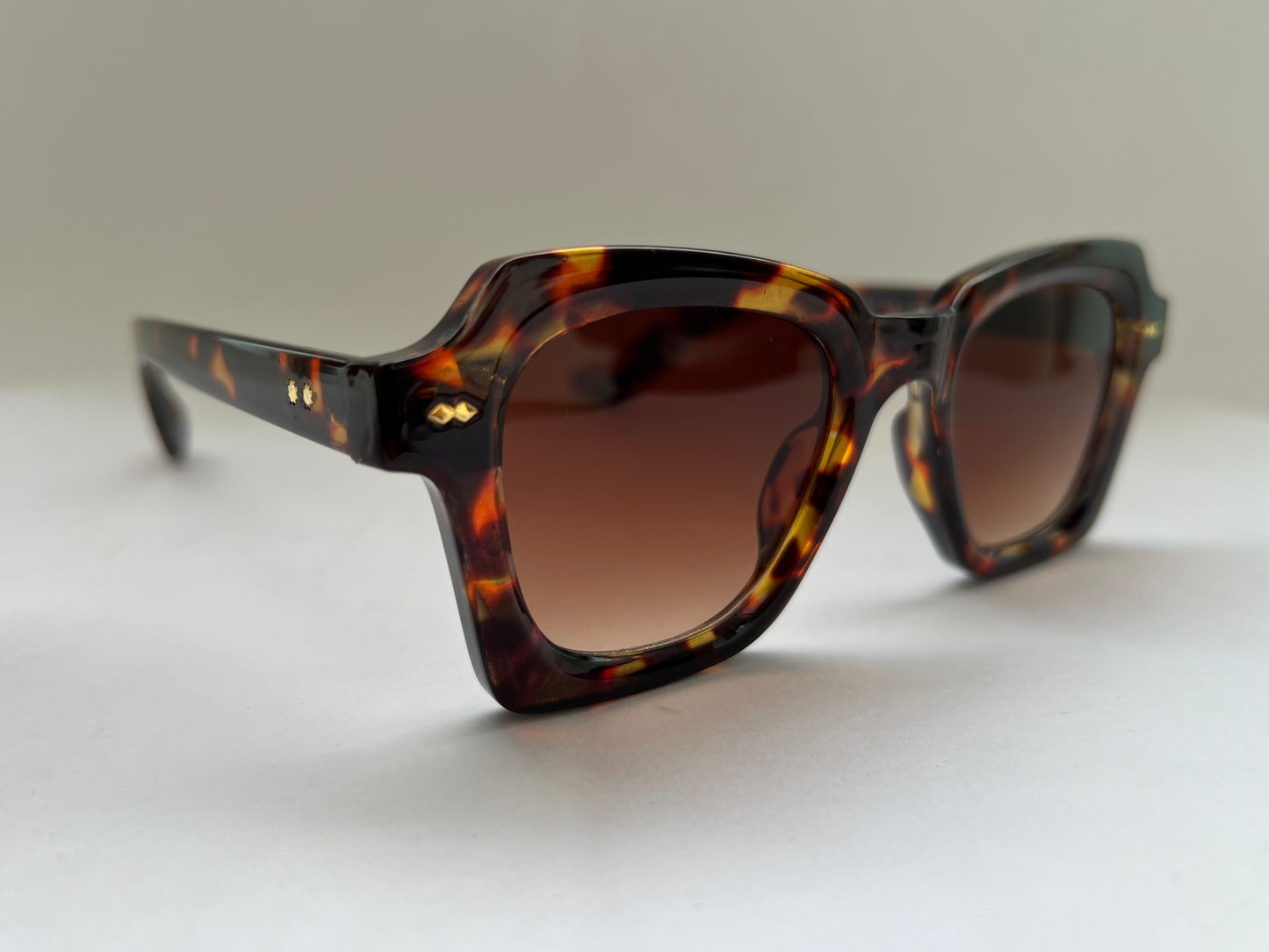 RARE FIND VINTAGE SHELL SHARP CAT-EYE SHADES