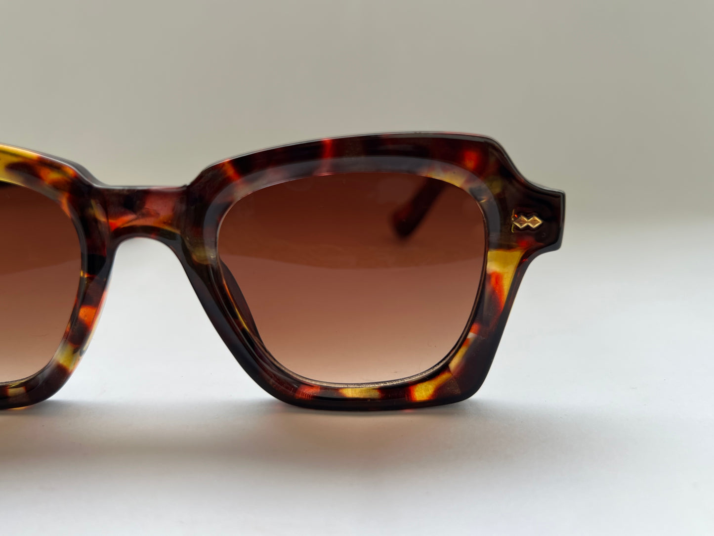 RARE FIND VINTAGE SHELL SHARP CAT-EYE SHADES