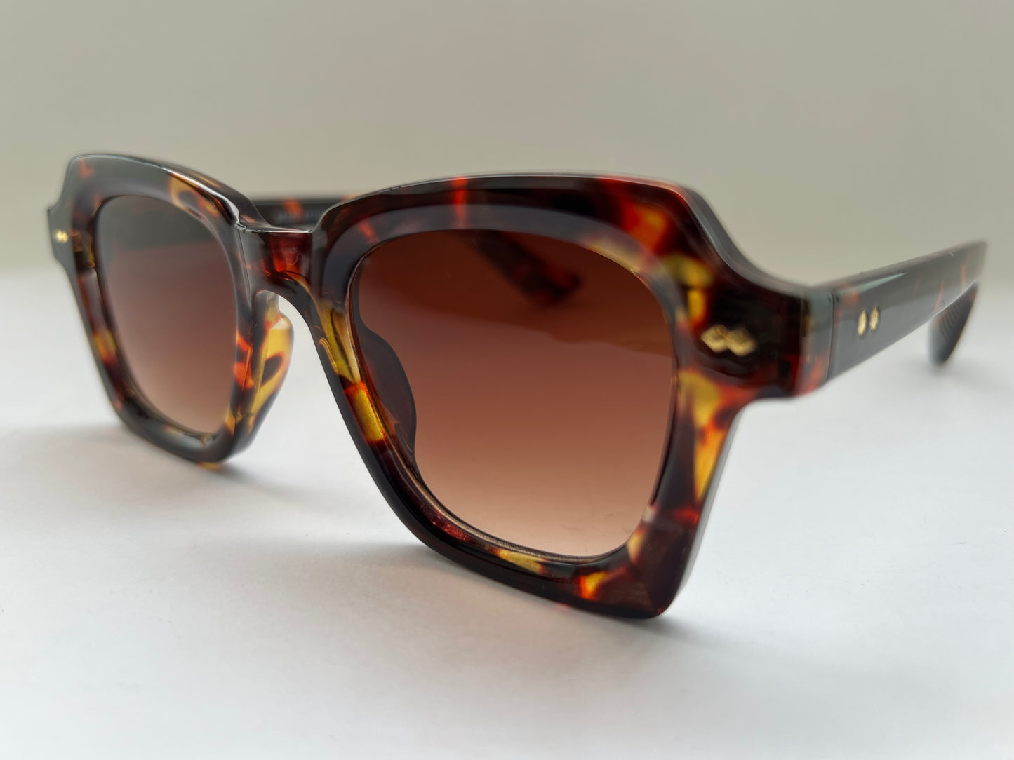 RARE FIND VINTAGE SHELL SHARP CAT-EYE SHADES
