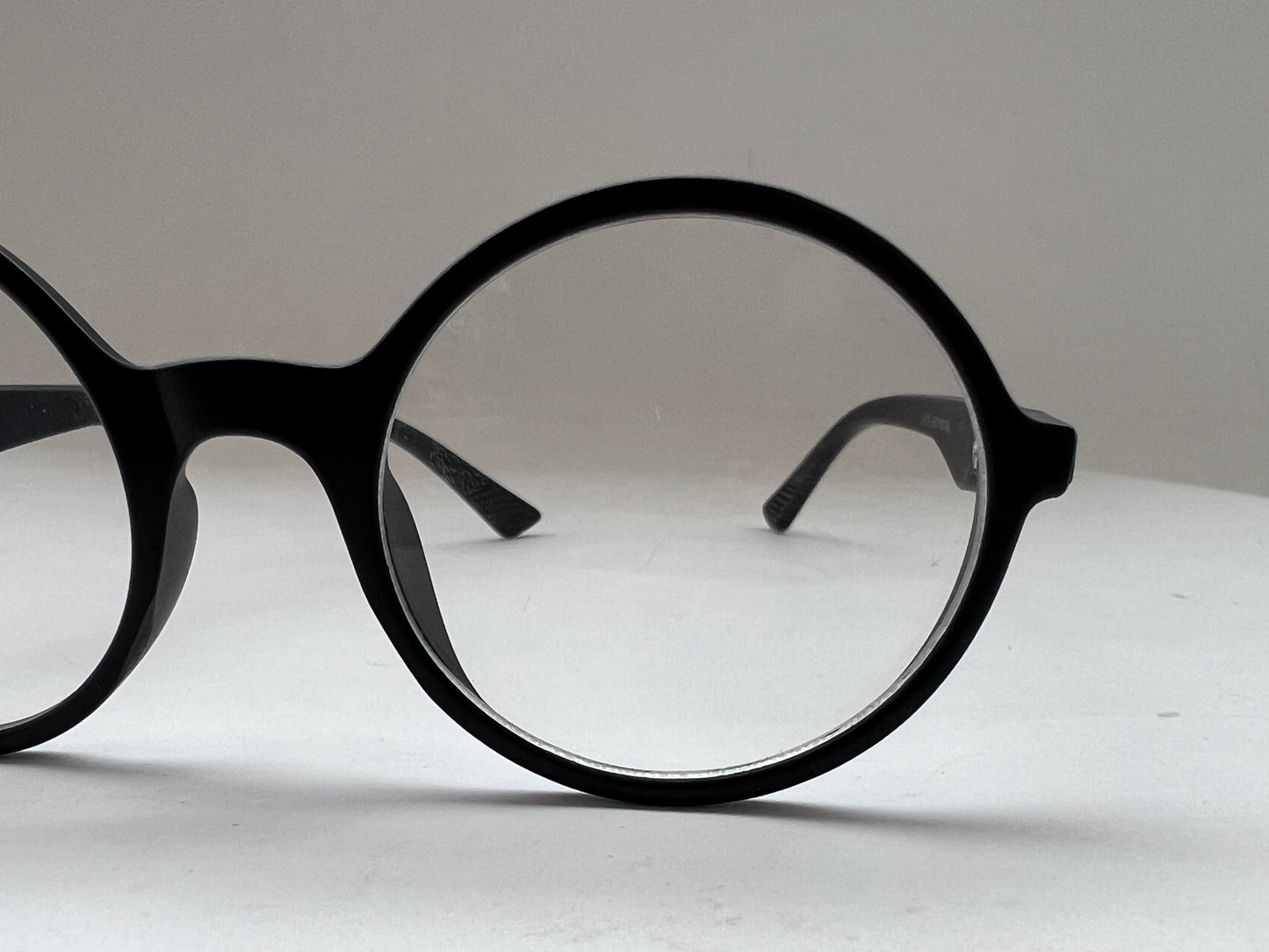 CLEAR ROUND LUXE BLACK FRAMES