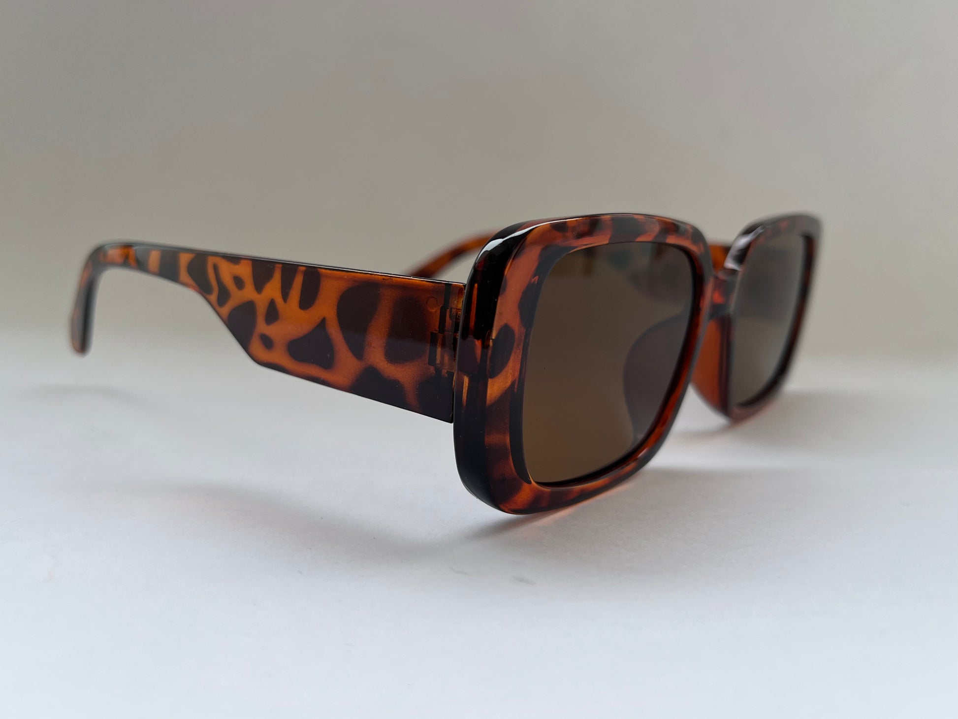Sunglasses with tortoiseshell frame and dark lenses / CLASSIC VINTAGE LEAPORD PRINT SUNGLASSES