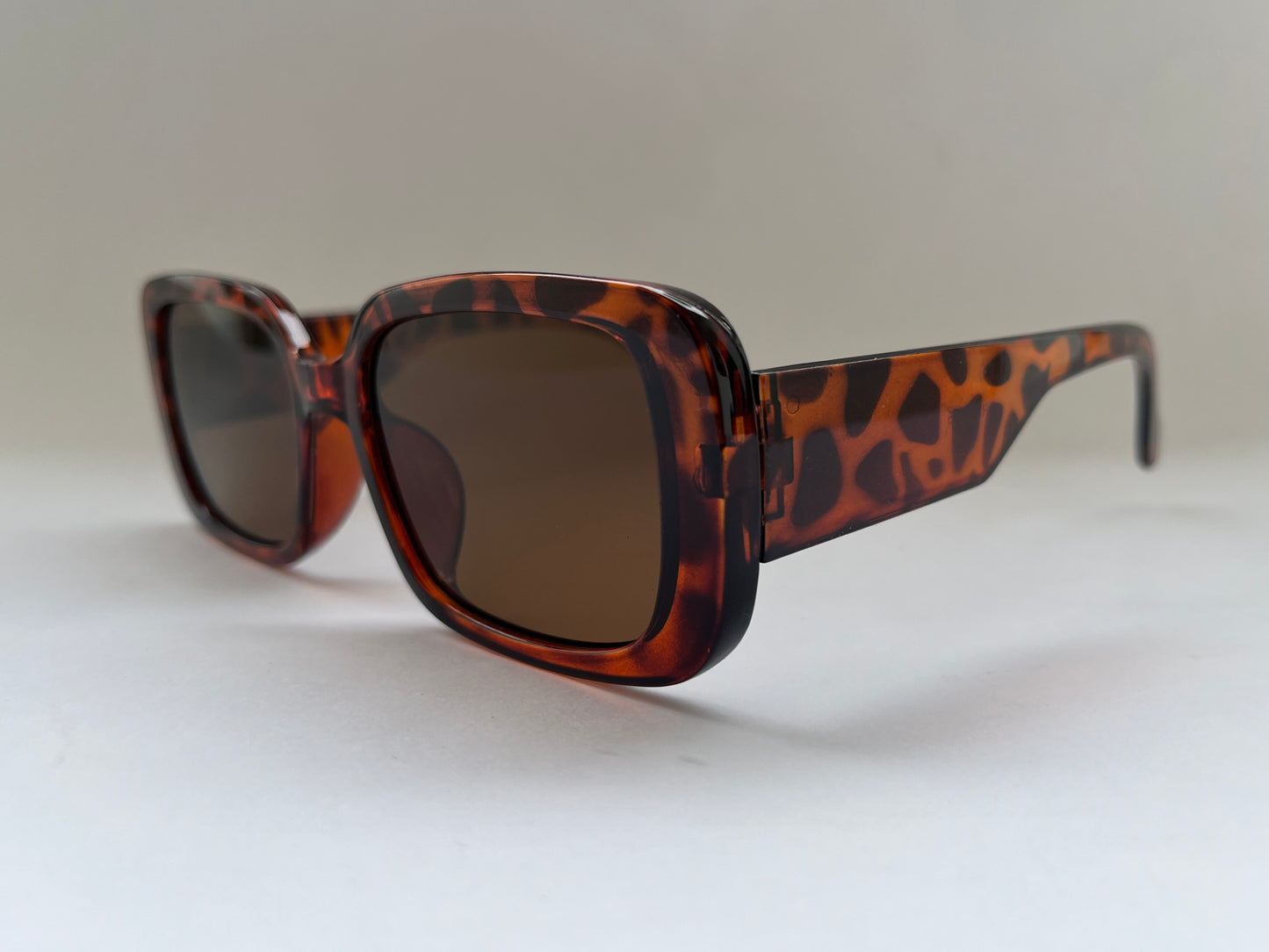Sunglasses with tortoiseshell frame and dark lenses / CLASSIC VINTAGE LEAPORD PRINT SUNGLASSES