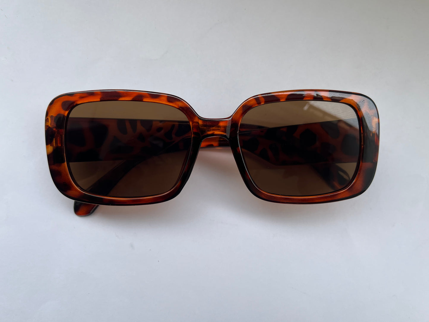 Sunglasses with tortoiseshell frame and dark lenses / CLASSIC VINTAGE LEAPORD PRINT SUNGLASSES