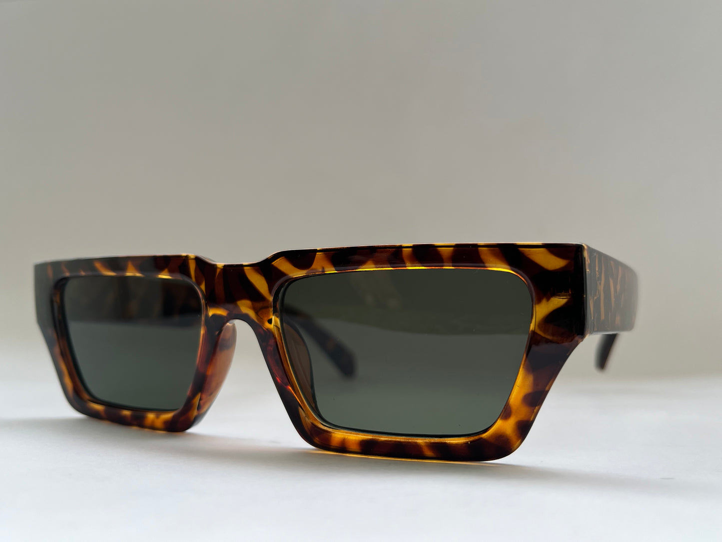 TORTOISE SHELL SLEEK SUNGLASSES