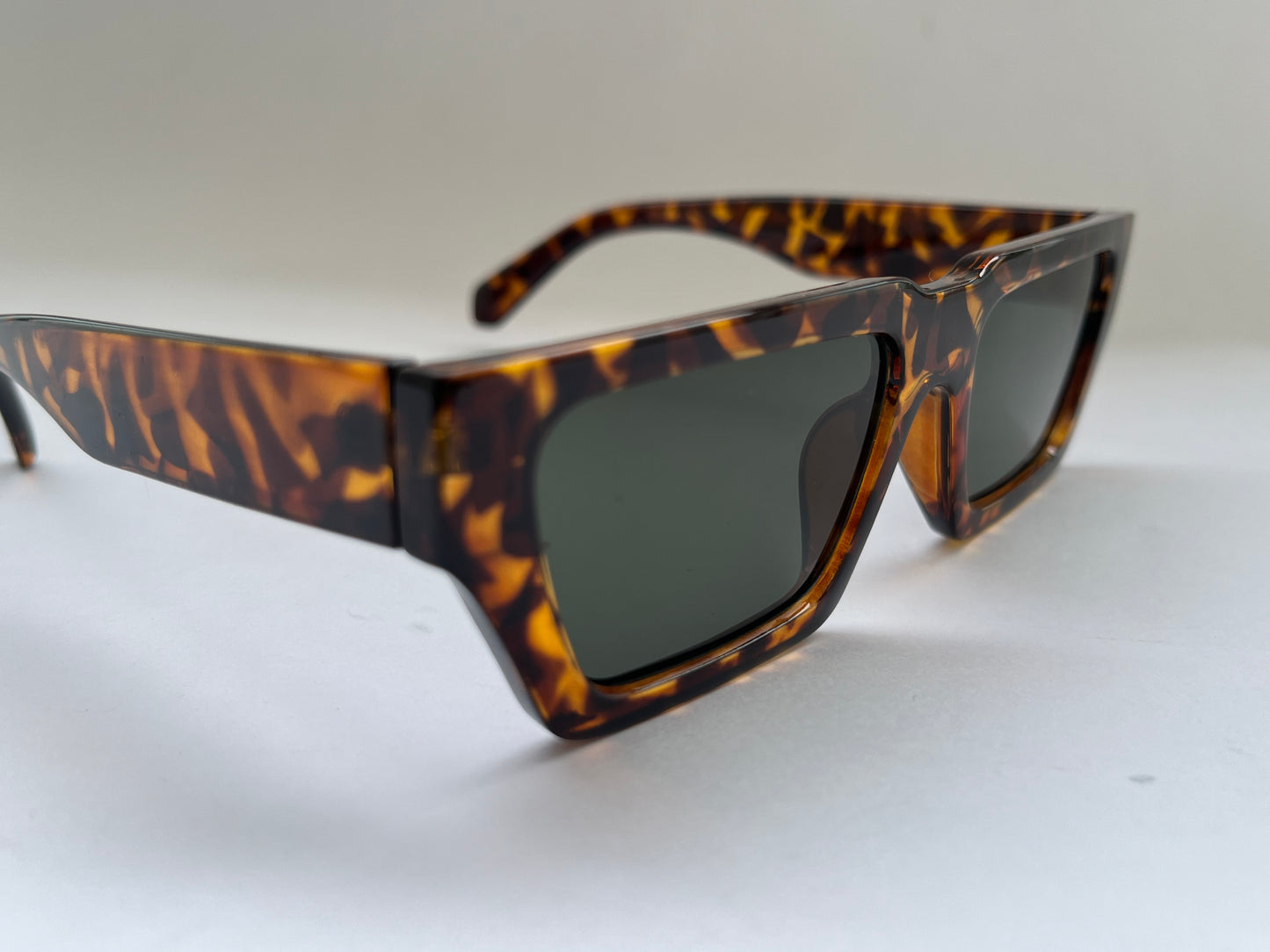 TORTOISE SHELL SLEEK SUNGLASSES