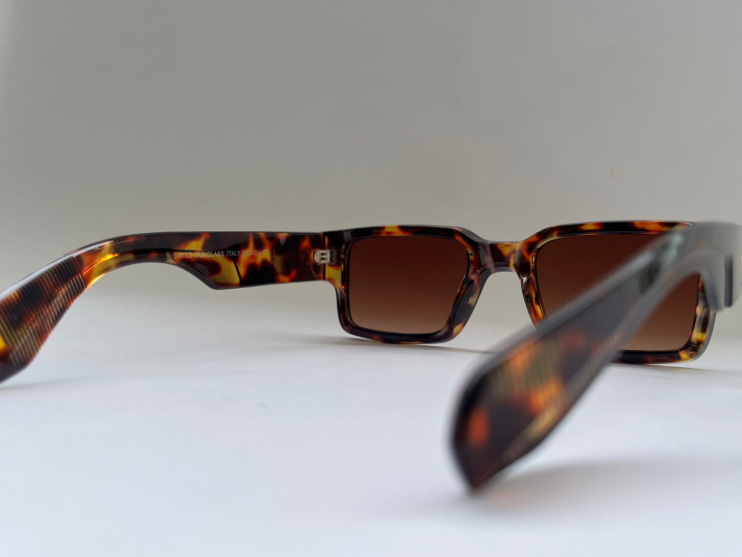 TORTOISE SHELL SUNGLASSES WITH BROWN FRAMES