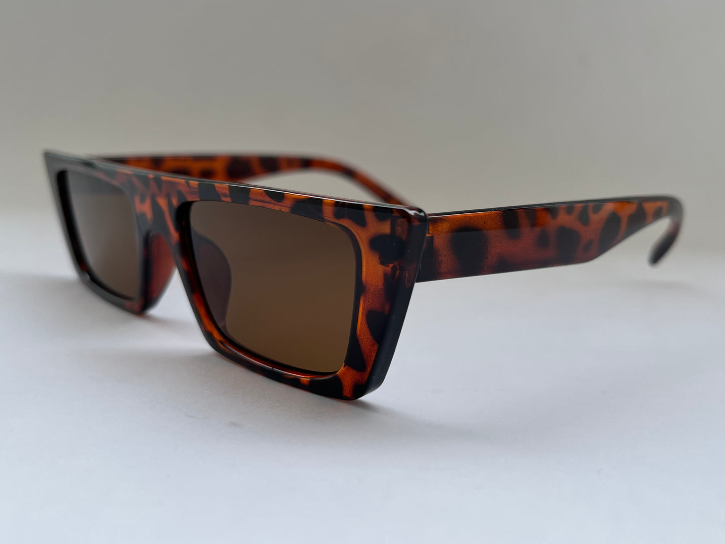 TORTOISE SHELL SLEEK TINTED SUNGLASSES