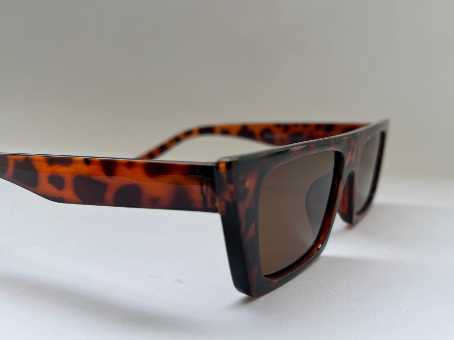 TORTOISE SHELL SLEEK TINTED SUNGLASSES