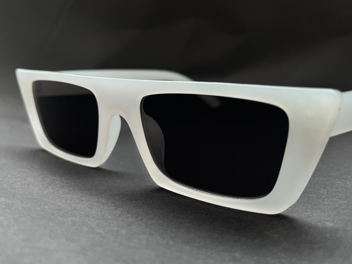 CLOUD BOLD WHITE STRAIGHT TOP SHADES