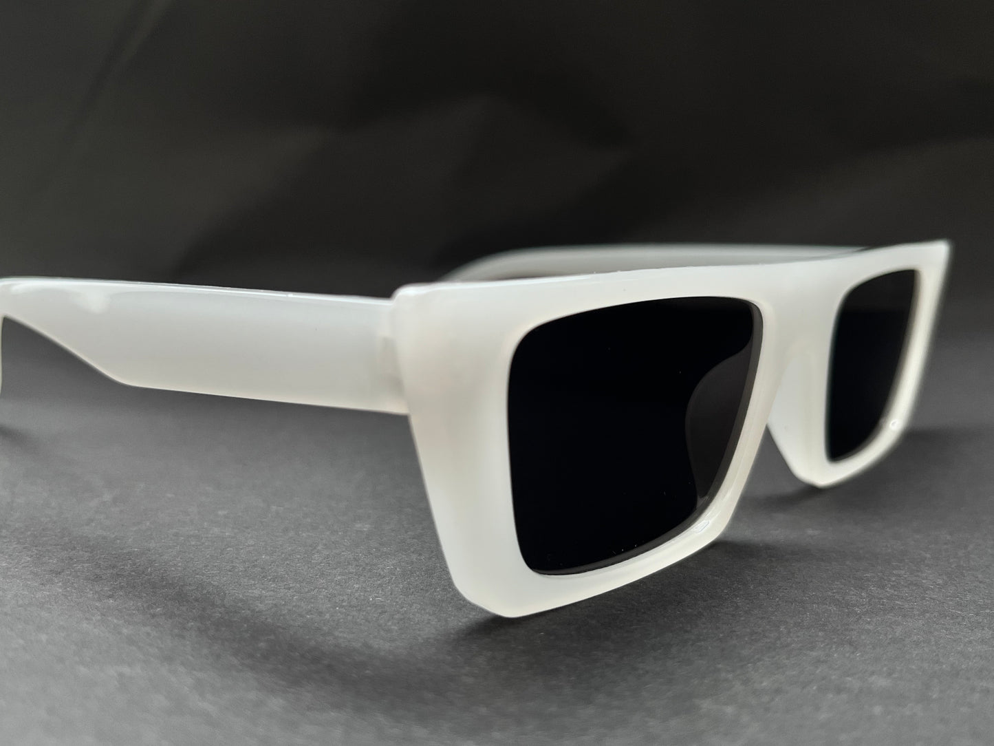 CLOUD BOLD WHITE STRAIGHT TOP SHADES