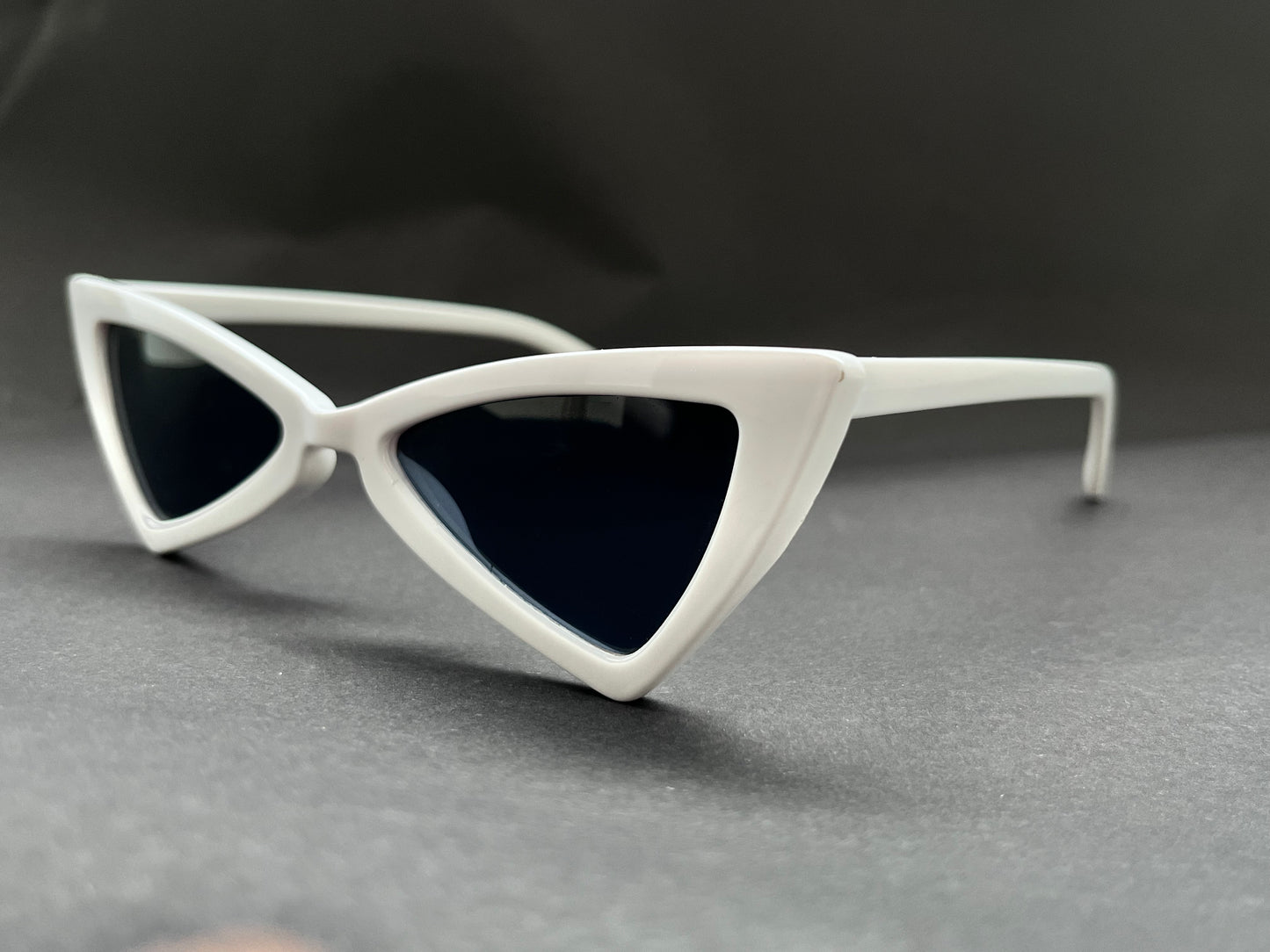 TRIANGULAR WHITE