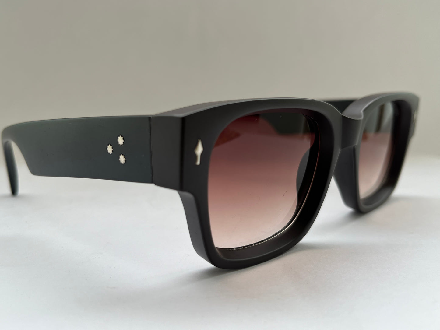 MATTE ECLIPSE STRETCHED SQUARE SHADES