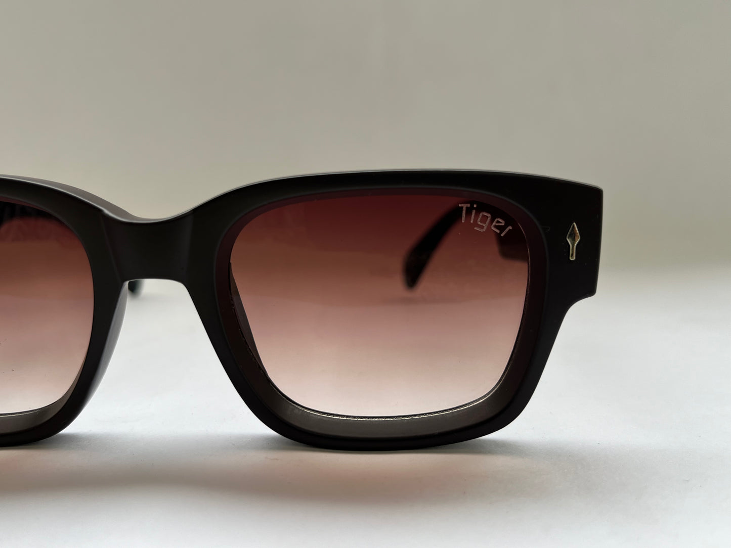 MATTE ECLIPSE STRETCHED SQUARE SHADES