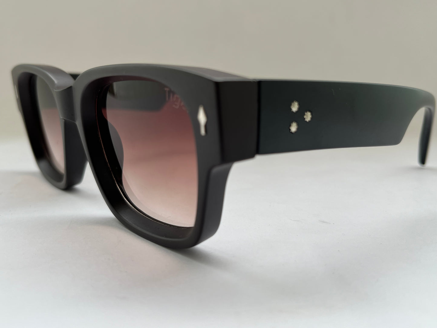 MATTE ECLIPSE STRETCHED SQUARE SHADES